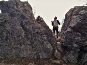 32 Passaggio in strettoia tra rocce